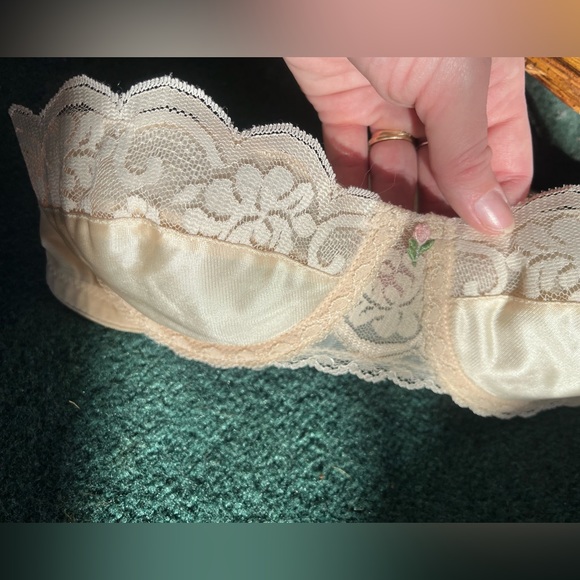 Vintage cream satin Chantilly lace trim Maidenform strapless bra •32B - Picture 5 of 11